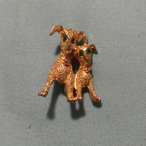 Gold tone two dog with green eyes brooch pin