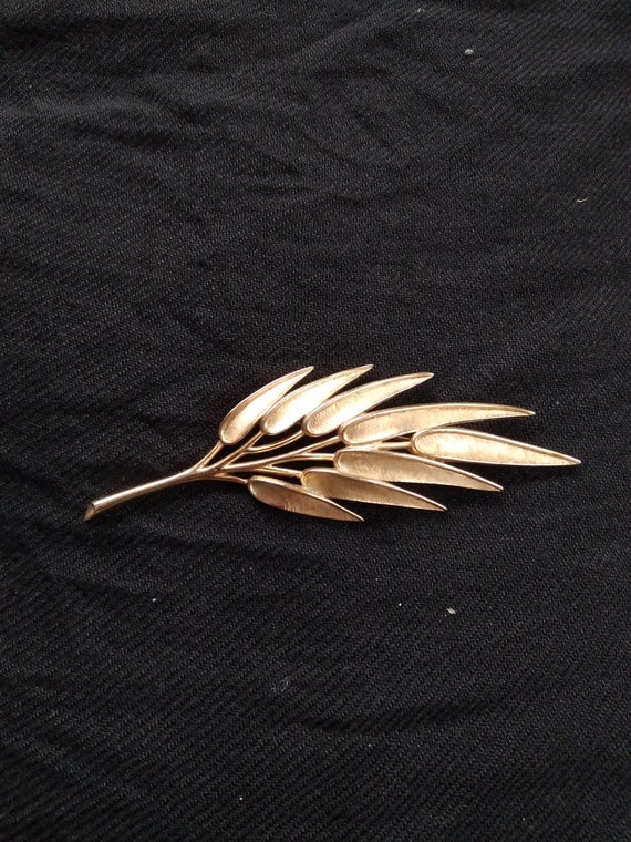 Vintage Trifari gold tone brooch - image 1