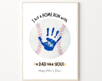 Könnte beinhalten: Ein weißer Baseball mit einem blauen Handabdruck in der Mitte. Der Baseball hat rote Nähte und ist umgeben vom Text "I hit a HOME RUN with a DAD like YOU! Happy Father's Day!"