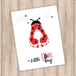 Puede incluir: Una mariquita roja y negra hecha con una huella de pie, con las palabras "little love bug" escritas debajo. Hay tres peque&ntilde;as mariquitas y corazones dibujados en el fondo.