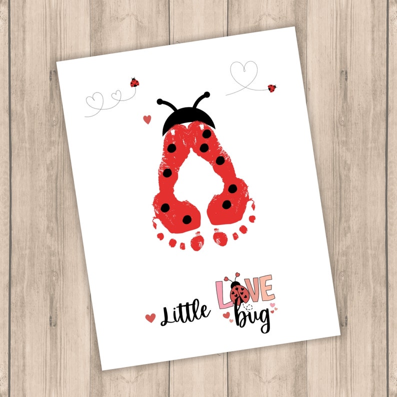 Puede incluir: Una mariquita roja y negra hecha con una huella de pie, con las palabras "little love bug" escritas debajo. Hay tres peque&ntilde;as mariquitas y corazones dibujados en el fondo.