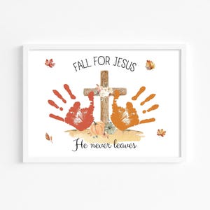 Può includere: Arte stampabile a tema autunnale con impronte di mani, una croce e il testo "Fall for Jesus, He never leaves".
