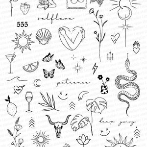 以下が含まれることがあります： 様々なシンボルとデザインを特徴とする、白黒の線画イラストの集まり。イラストには、太陽、月、星、ハート、蝶、蛇、頭蓋骨、花、葉、波、レモン、ワイングラス、チェリー、ヤシの木、貝殻、稲妻、蛇、十字架、矢印付きのハート、スマイリー、植物、山、牡牛の頭蓋骨、蓮の花、日の出、そして「Happy」、「Self Love」、「Patience」、「Keep Going」の文字が含まれています。