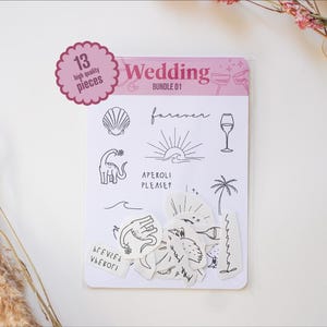Könnte beinhalten: Eine weiße Karte mit schwarzen Strichzeichnungen, darunter eine Muschel, ein Dinosaurier, ein Sonnenuntergang, ein Weinglas und eine Palme. Der Text enthält "Wedding", "forever" und "Aperol Please?". Ein rosa Aufkleber lautet "13 hochwertige Teile".