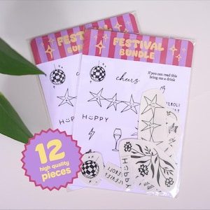 Könnte beinhalten: Zwei Festival Bundle Stickerpakete mit einem lila und rosa gestreiften Header. Jedes Paket enthält Aufkleber mit schwarz-weißen Illustrationen von Sternen, Discokugeln und Text. Ein lila Aufkleber lautet "12 hochwertige Teile".