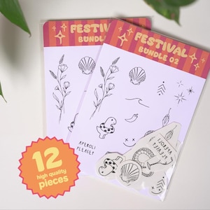 Könnte beinhalten: Zwei Festival Bundle 02 Stickerpakete mit Illustrationen von Muscheln, Blumen und anderen Grafiken. Die Pakete liegen auf einer weißen Oberfläche mit einem Aufkleber mit der Aufschrift "12 high quality pieces".