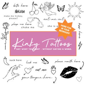 Peut inclure: Ensemble de tatouages temporaires noirs et blancs avec divers motifs et phrases. Comprend des papillons, des cerises, un cupidon, des cœurs, des menottes, une rose, un piment et des lèvres. Le texte "Kinky Tattoos" est affiché sur un fond rose.