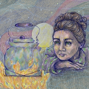 Może przedstawiać: Młoda osoba z brązowymi włosami siedzi przy ognisku i obserwuje, jak gotuje się czajnik. Ogień jest jaskrawo pomarańczowy i żółty, a czajnik jest stonowany w zielonym i niebieskim kolorze. Tło jest ciemnoniebieskie z ledwo widocznym księżycem i gwiazdami.