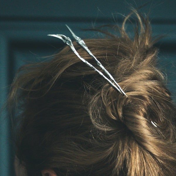 Horquillas de latón blanco con forma de espina de pescado de 15 cm: elegancia vikinga con un toque macabro.