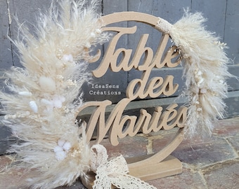 Centre de table des mariés en fleurs séchées tons blanc/beige pampa pour décoration de salle de mariage