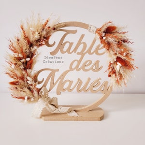 Bride and groom table decoration in wood and dried flowers in white/beige pampas and terracotta for wedding room decoration