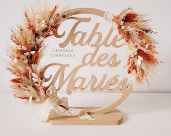 Décoration de table des mariés en bois et fleurs séchées en pampa blanc/beige et terracotta pour décoration de salle de mariage