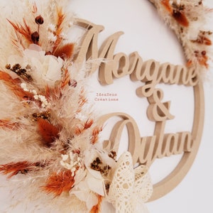 Terracotta, corona di legno e fiori secchi personalizzati con i nomi degli sposi per una decorazione nuziale originale e carina, Mr & Mrs