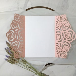 Invito apribile con rose tagliate al laser fai da te. Copertina tagliata al laser. Matrimonio in pizzo con rose. Forniture per inviti di nozze. Invito Quinceanera. Dolce 16
