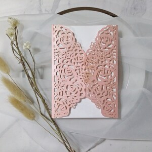Invito con rose fai da te tagliato al laser. Apribile. Copertina tagliata al laser. Lusso. Forniture per inviti di nozze. Taglio laser in pizzo. Quindici dolci 16 Invito