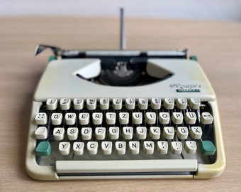 1961 Olympia Splendid 33 Ultra-Portable Typewriter