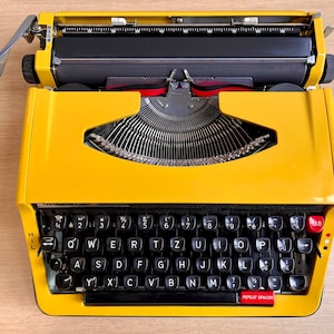 1976 Brother Deluxe 850TR Yellow Portable Typewrtier