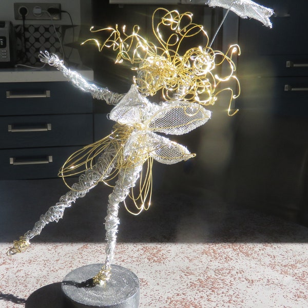 fée sculpture fil de métal inox et laiton, Jenna funambule