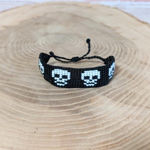 Svart dödskallearmband – Loom Beadwork – Tillbehör i punk-goth-stil