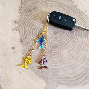Beaded Fish Schlüsselanhänger – Bunter handgemachter Schlüsselanhänger mit 3 Fisch Anhängern