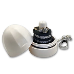 The Ring Thing - Ringhalter, Schmuckorganisator und Aufbewahrung, tragbarer wasserdichter Ringhalter, Fitness-Studio-Zubehör, Reise-Ringetui (Vanilla)