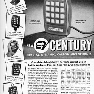 Puede incluir: Un anuncio vintage en blanco y negro para el micr&oacute;fono de la serie Electro-Voice Century. El anuncio presenta una imagen central del micr&oacute;fono, fotos insertadas que muestran varias opciones de montaje y una tabla de especificaciones t&eacute;cnicas.