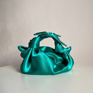 Blaugrüne kleine Satintasche mit Knoten | perfekte Tasche für Hochzeit, Party, Veranstaltungen | Abend-Clutch | kleine Designertasche für Damen | Luxushandtasche