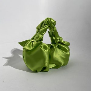 Limettengrüne Tasche mit Satinknoten | handgemachte Satintasche | +25 Farben | Furoshiki-Knotentasche | kleine Geldbörse | Tasche für Veranstaltung | Abendtasche für Damen