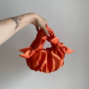 Kleine und große orangefarbene Damenhandtasche |Furoshiki-Knotentasche | Scrunchies-Tasche |+25 Farben | Handtasche mit japanischem Knoten | Tasche für Hochzeit, Event, Party