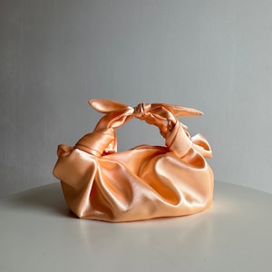Kleine Satintasche mit Knoten | Stilvolle Satin-Handtasche | Furoshiki-Knotentasche | Cocktailtasche | +33 Farben | Hochzeitstasche | Pfirsichfarbene Handtasche für die Veranstaltung