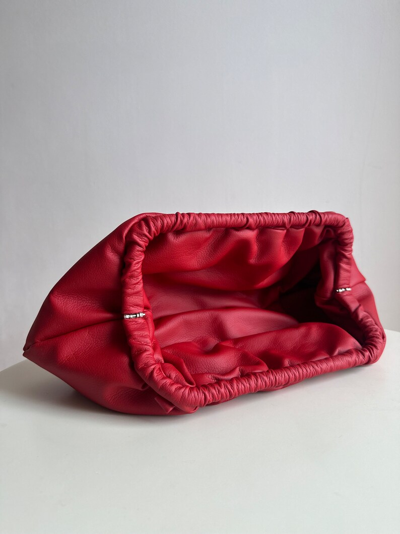 Pochette nuvola rossa 25 colori pochette donna da sera firmata Pochette fatta a mano per evento Tracolla staccabile per l'uso con pochette immagine 5