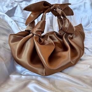 Kleine Satintasche mit Knoten | Kleine Kamel-Tasche für Damen | +30 verschiedene Farben | Furoshiki-Knotentasche | Abend-Clutch | Hochzeitshandtasche