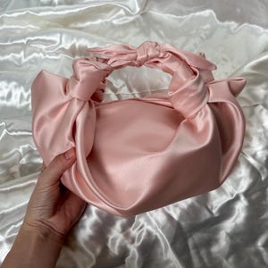 Petit sac en satin avec nœuds | sac de soirée rose | sacs de demoiselle d'honneur | Sac à nœuds Furoshiki | +35 couleurs | Sac à main de mariage | sac rose clair pour événement