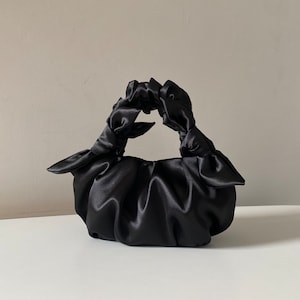 Bolso de noche pequeño de raso negro Bolso estilo nudo Furoshiki 25 colores 3 tamaños bolso para cualquier ocasión regalos del día de san valentín para la esposa imagen 1