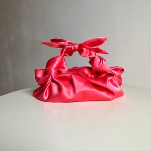 Bolso pequeño de raso con nudos Monedero de raso con estilo Bolso nudo Furoshiki bolso coral 33 colores Monedero de boda bolso negro para evento imagen 1