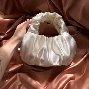 Kleine Abendtasche aus Scrunchie-Satin | +34 Farben | 2 Größen| Hochzeit, Eventtasche | Kleine süße Damenhandtasche | Brautjungferntasche | ecrufarbene Handtasche