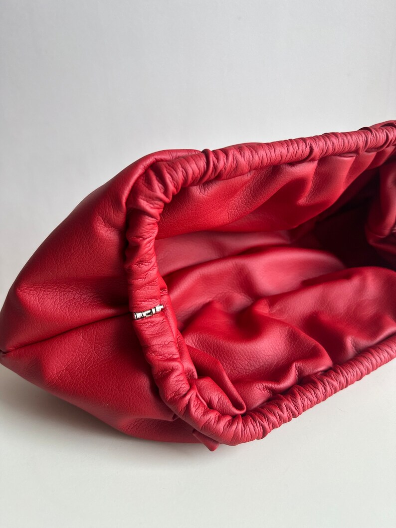 Pochette nuvola rossa 25 colori pochette donna da sera firmata Pochette fatta a mano per evento Tracolla staccabile per l'uso con pochette immagine 2