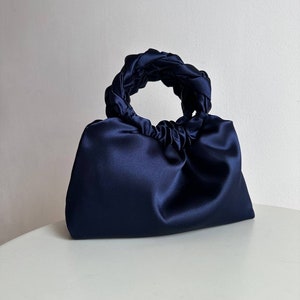 Blaue Satintasche | Kleine Tasche für Event | Tasche mit runden Henkeln | Hochzeitsgeldbörse | Geschenk für sie | Abendtasche | + 35 Farben | Designer-Handtasche