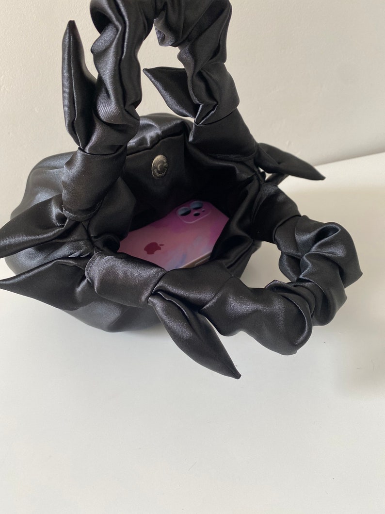 Bolso de noche pequeño de raso negro Bolso estilo nudo Furoshiki 25 colores 3 tamaños bolso para cualquier ocasión regalos del día de san valentín para la esposa imagen 6