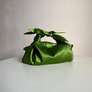 Kleines Satinsäckchen mit Knoten | Hochzeitstasche | Furoshiki-Knotentasche | luxuriöse handgefertigte Abendtasche| +33 Farben | grüne Designer-Handtasche für Events