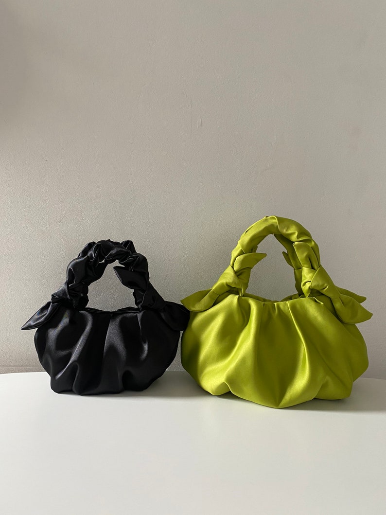 Bolso de noche pequeño de raso negro Bolso estilo nudo Furoshiki 25 colores 3 tamaños bolso para cualquier ocasión regalos del día de san valentín para la esposa imagen 4