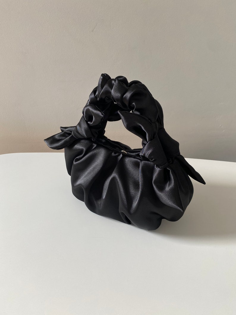 Bolso de noche pequeño de raso negro Bolso estilo nudo Furoshiki 25 colores 3 tamaños bolso para cualquier ocasión regalos del día de san valentín para la esposa imagen 3