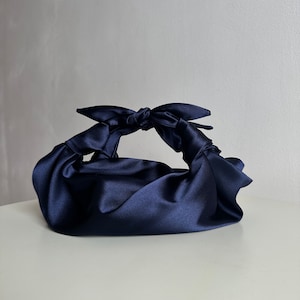 Kleine Satintasche mit Knoten | Furoshiki Knotentasche | +33 Farben | Hochzeitstasche | tiefblaue Handtasche für Event| Abend-Clutch