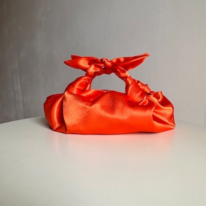 Kleine Satintasche mit Knoten | Stilvolle Satin-Handtasche | Furoshiki-Knotentasche | Cocktailtasche| +33 Farben | Hochzeitstasche | orange Handtasche für Event