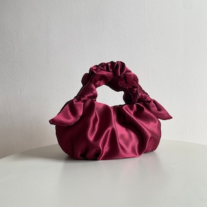 Burgunderfarbene kleine und große Tasche aus Satin | Furoshiki-Knotentasche | Scrunchie-Tasche | +27 Farben | Kimonotasche | Brautjungfernhandtaschen für den Hochzeitstag