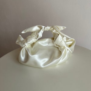 Kleine Satintasche mit Knoten | Furoshiki-Tasche | Brauttasche aus Seidensatin |+33 Farben | Hochzeitstasche| handgefertigte Luxustasche| warme ecrufarbene Satintasche