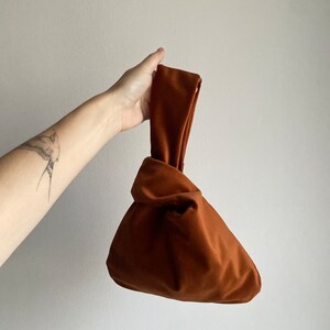 Bolso nudo japonés bolso de terciopelo para la muñeca bolso pequeño naranja para evento bolso furoshiki monederos de origami 25 colores bolso de noche de boda imagen 4