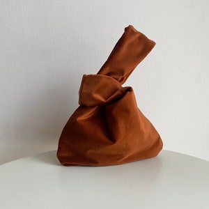 Bolso nudo japonés bolso de terciopelo para la muñeca bolso pequeño naranja para evento bolso furoshiki monederos de origami 25 colores bolso de noche de boda imagen 1