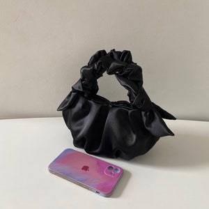 Bolso de noche pequeño de raso negro Bolso estilo nudo Furoshiki 25 colores 3 tamaños bolso para cualquier ocasión regalos del día de san valentín para la esposa imagen 5