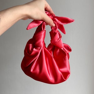 Bolso pequeño de raso con nudos Monedero de raso con estilo Bolso nudo Furoshiki bolso coral 33 colores Monedero de boda bolso negro para evento imagen 2